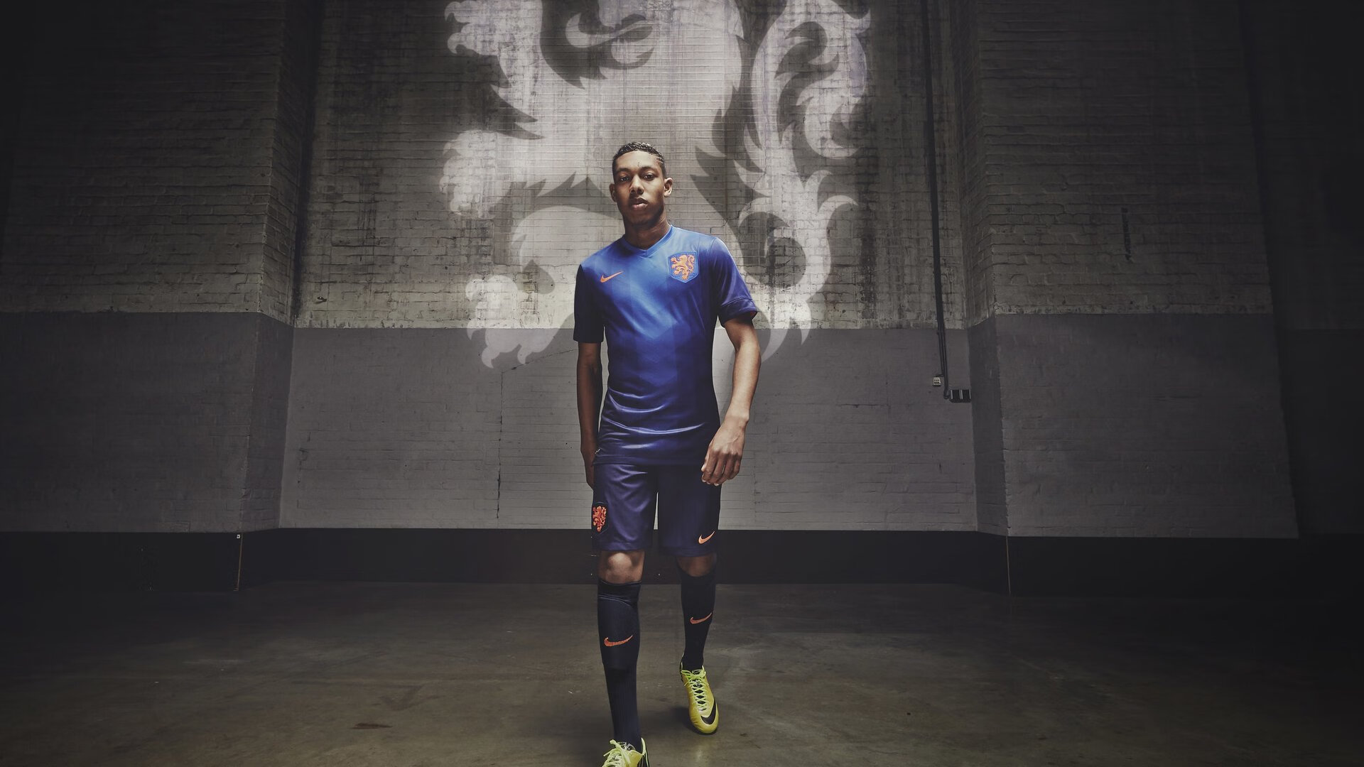 “足球公益跑赛事在全国多城同步举行，倡导健康生活”，足球公益活动